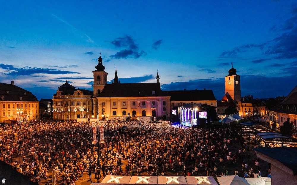 Parada portului popular și spectacole gratuite în Piața Mare: începe Festivalul „Cântecele Munților”