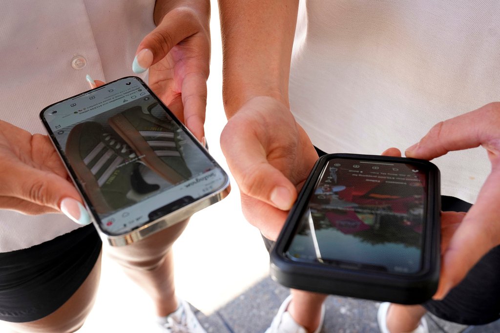 Experts urge parents to prepare kids for possible livestreamed execution