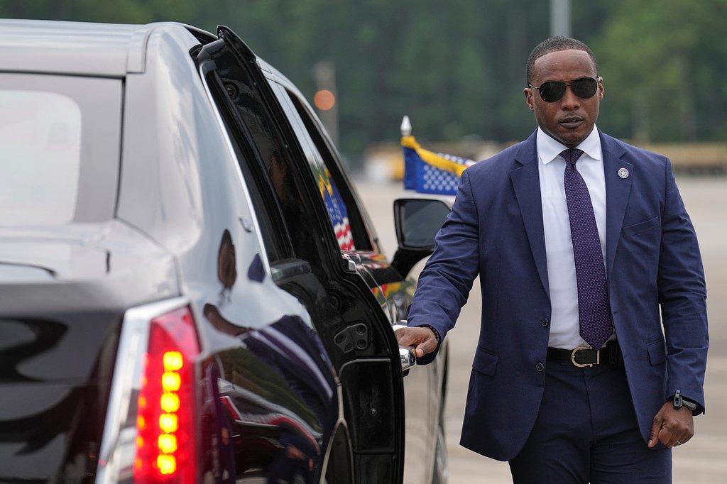 Report finds holes and delays in how Secret Service updates its protection policy