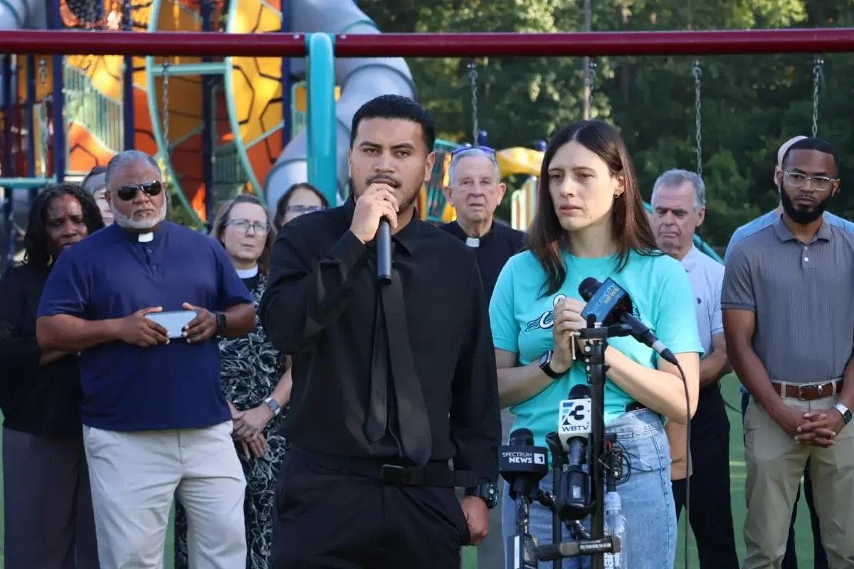 Líderes y comunidad de Charlotte apoyan a venezolano tras la deportación de su esposa e hija
