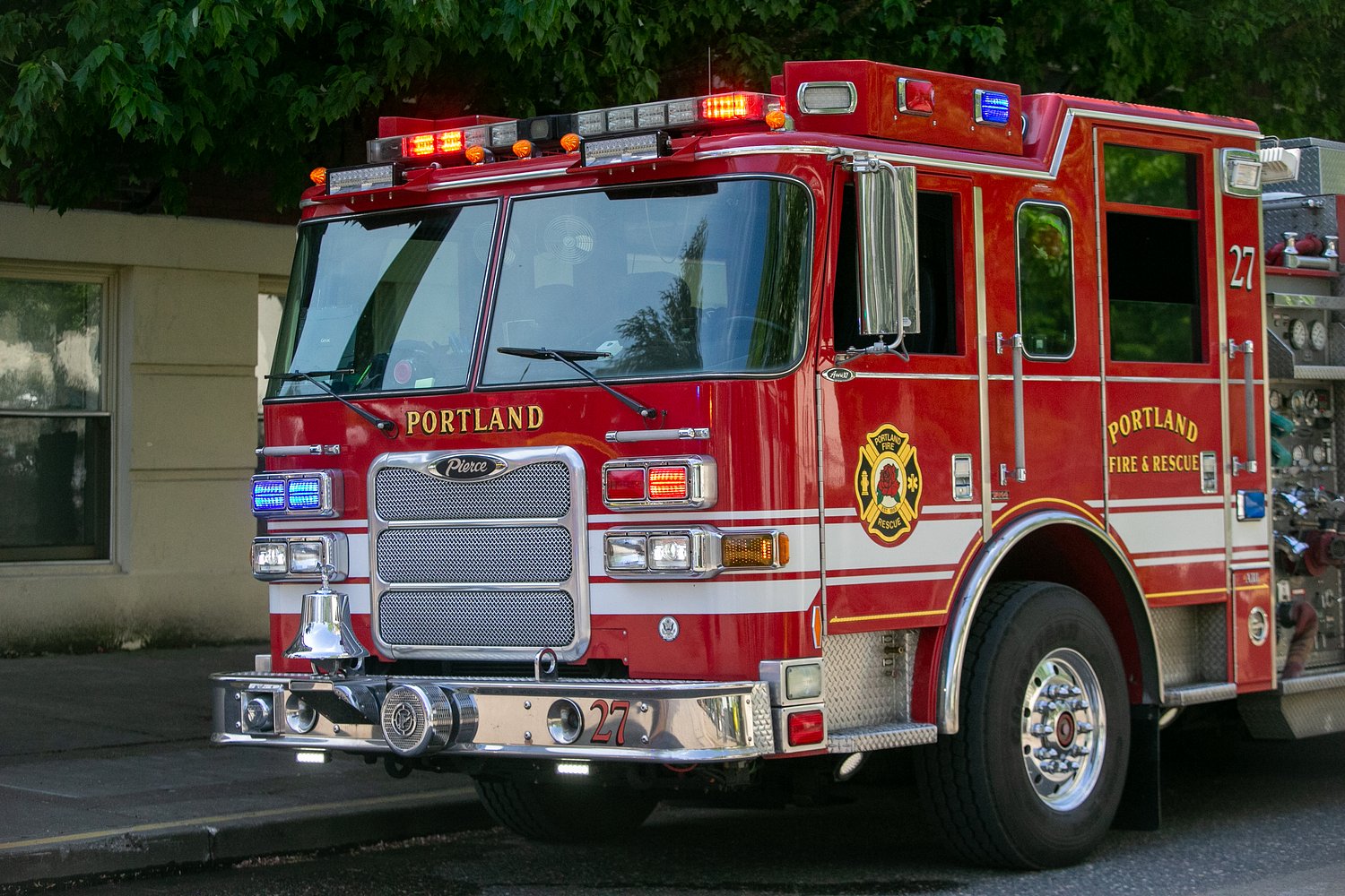 1 injured, 2 others displaced in Southeast Portland fire