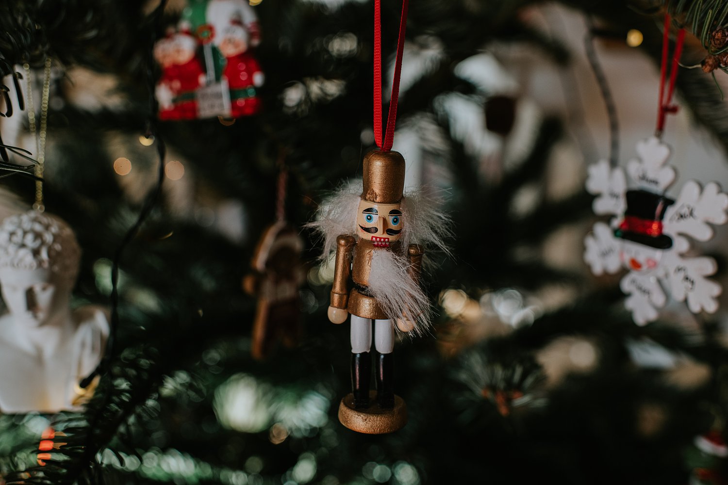 Dear Annie: I love to decorate for Christmas, but my kids rarely visit