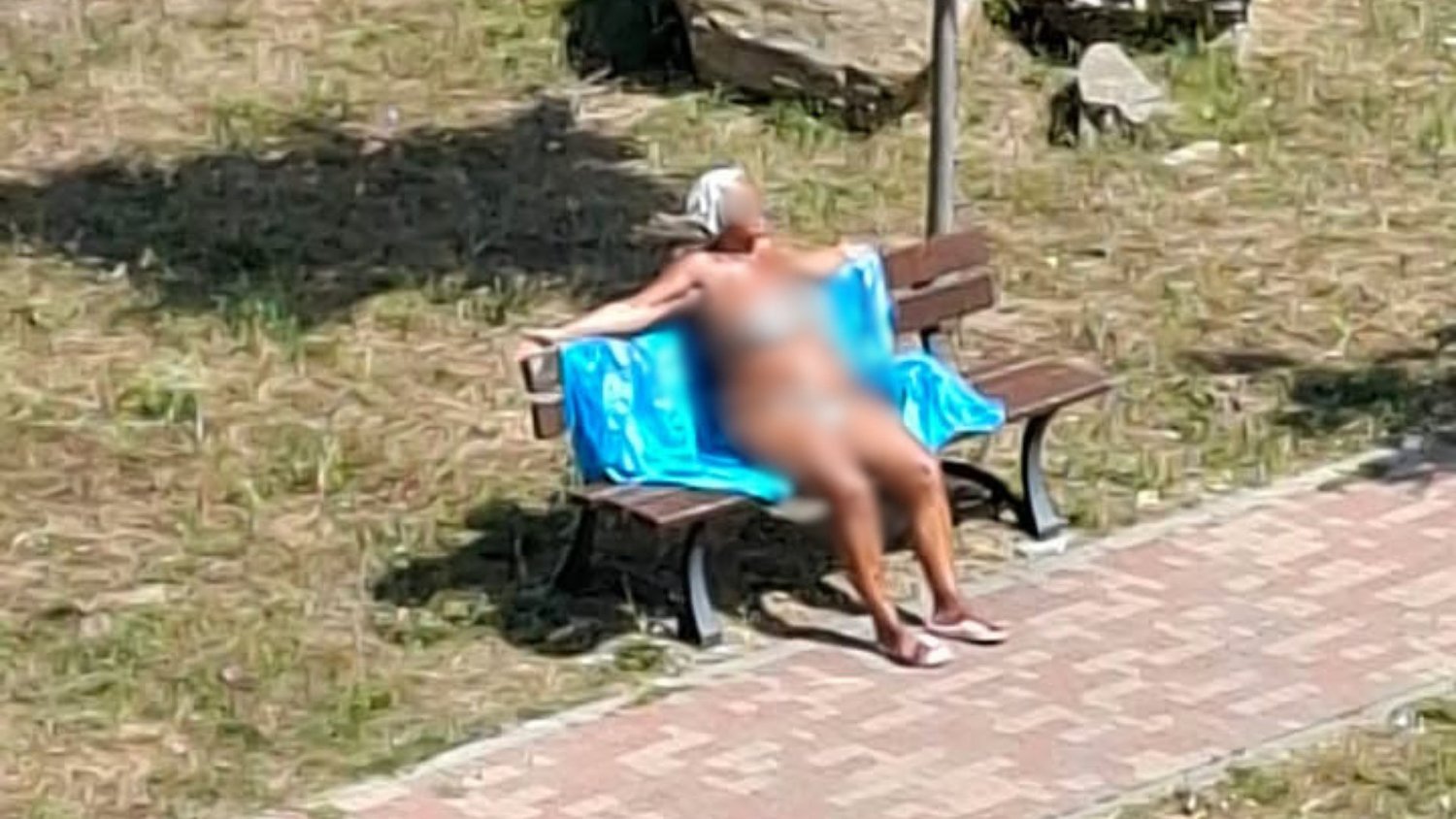 Imagini care au stârnit revoltă într-un cartier din Sibiu: o femeie a făcut plajă în parc, în fața unei grădinițe / video