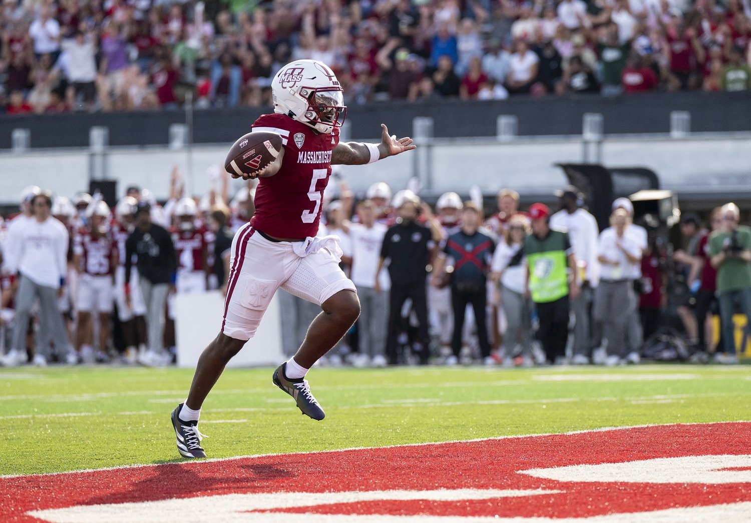 UMass football: Minutemen move to 2-0 with dominant victory over Sacred Heart