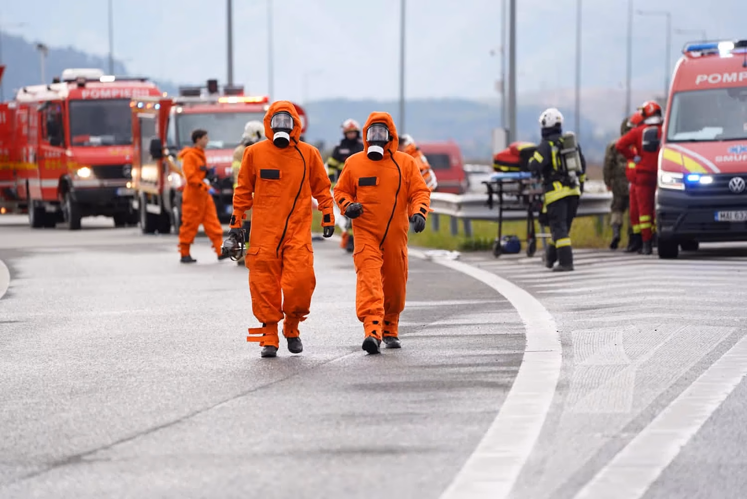 Accident de proporții simulat pe autostrada A1. Peste 50 de pompieri mobilizați de urgență / foto