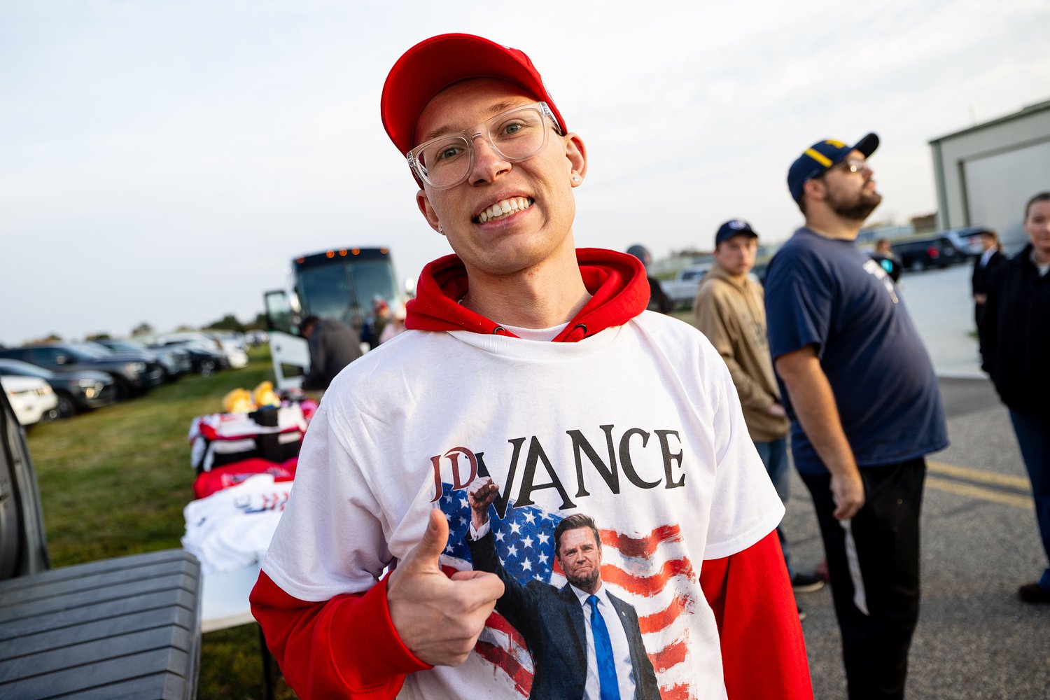 Hundreds line up to hear JD Vance speak at Livingston County rally ahead of midterms