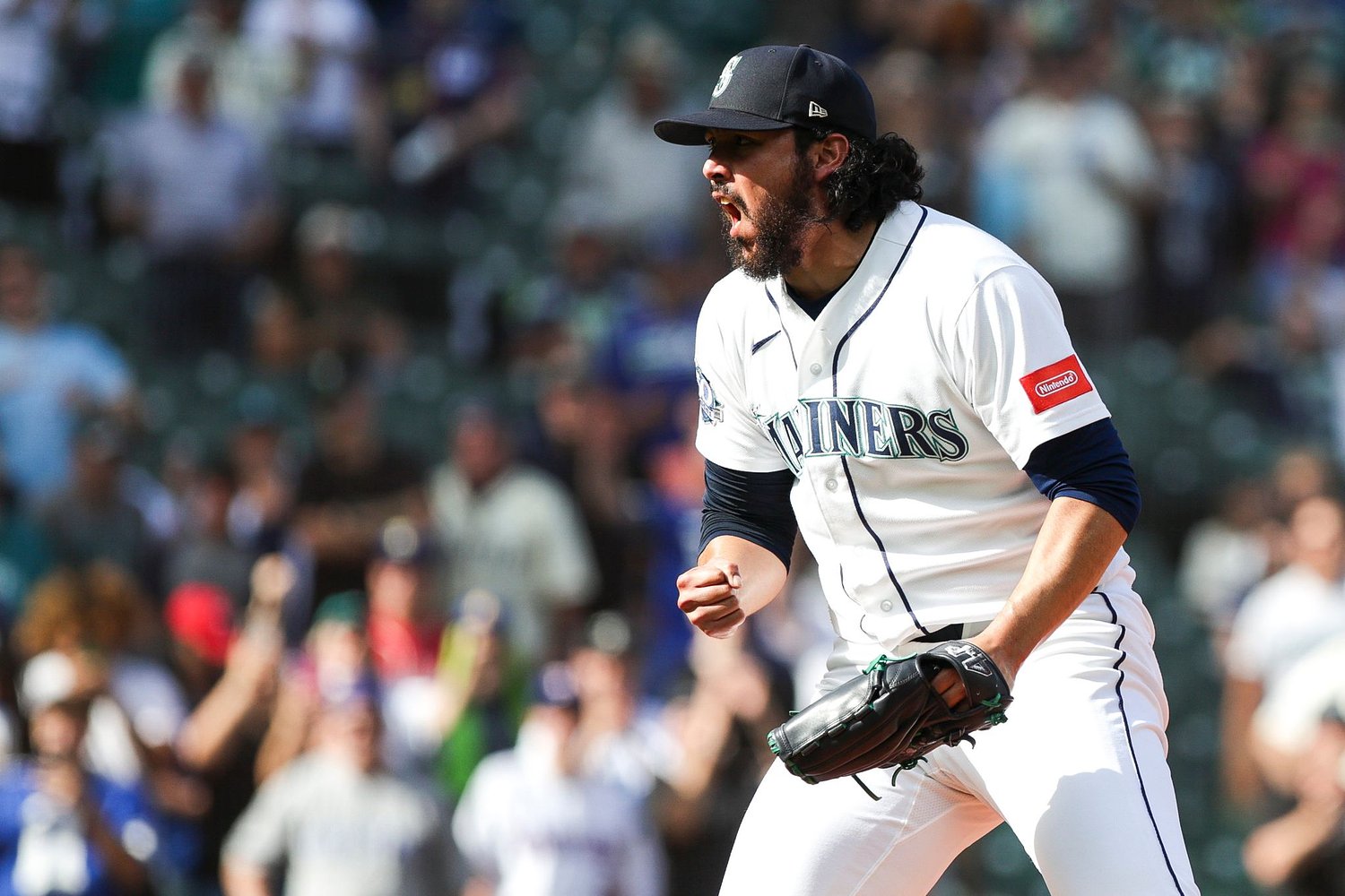 Mariners exercise Andrés Muñoz's $9 million option, decline options on Victor Robles, Bryce Miller