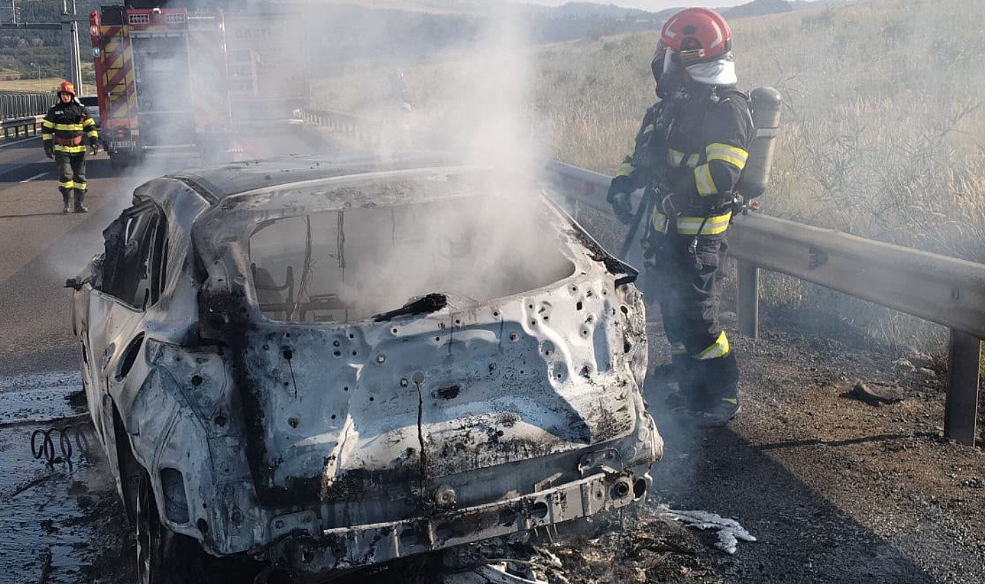 Accident pe autostrada A1, lângă Săliște: o mașină a luat foc după impact / update foto