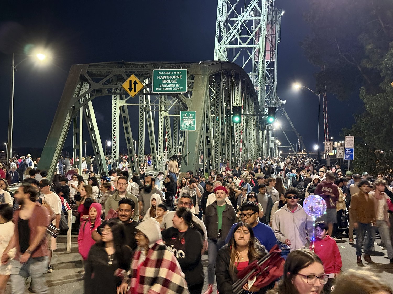 Hawthorne Bridge draws thousands for Portland fireworks show