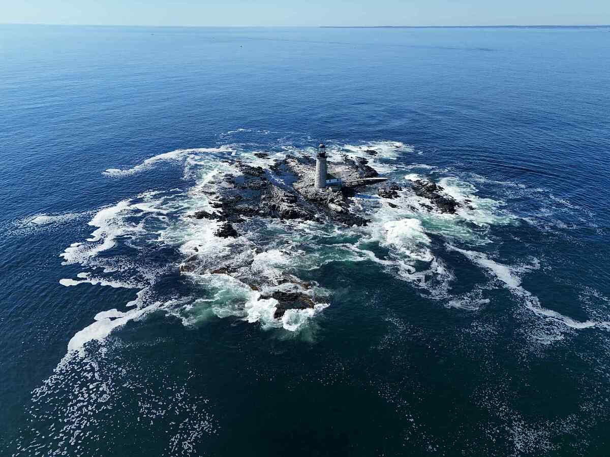 Maine paddleboarder’s 5-mile trip to photograph seals ends with rare lighthouse view