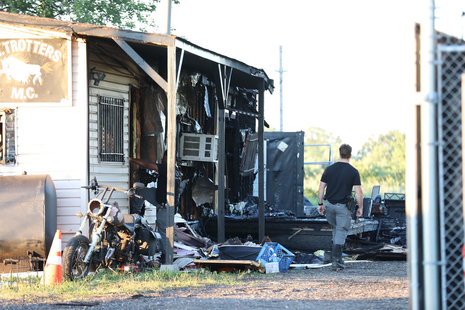 FDNY battles overnight fire at Staten Island biker bar Wednesday