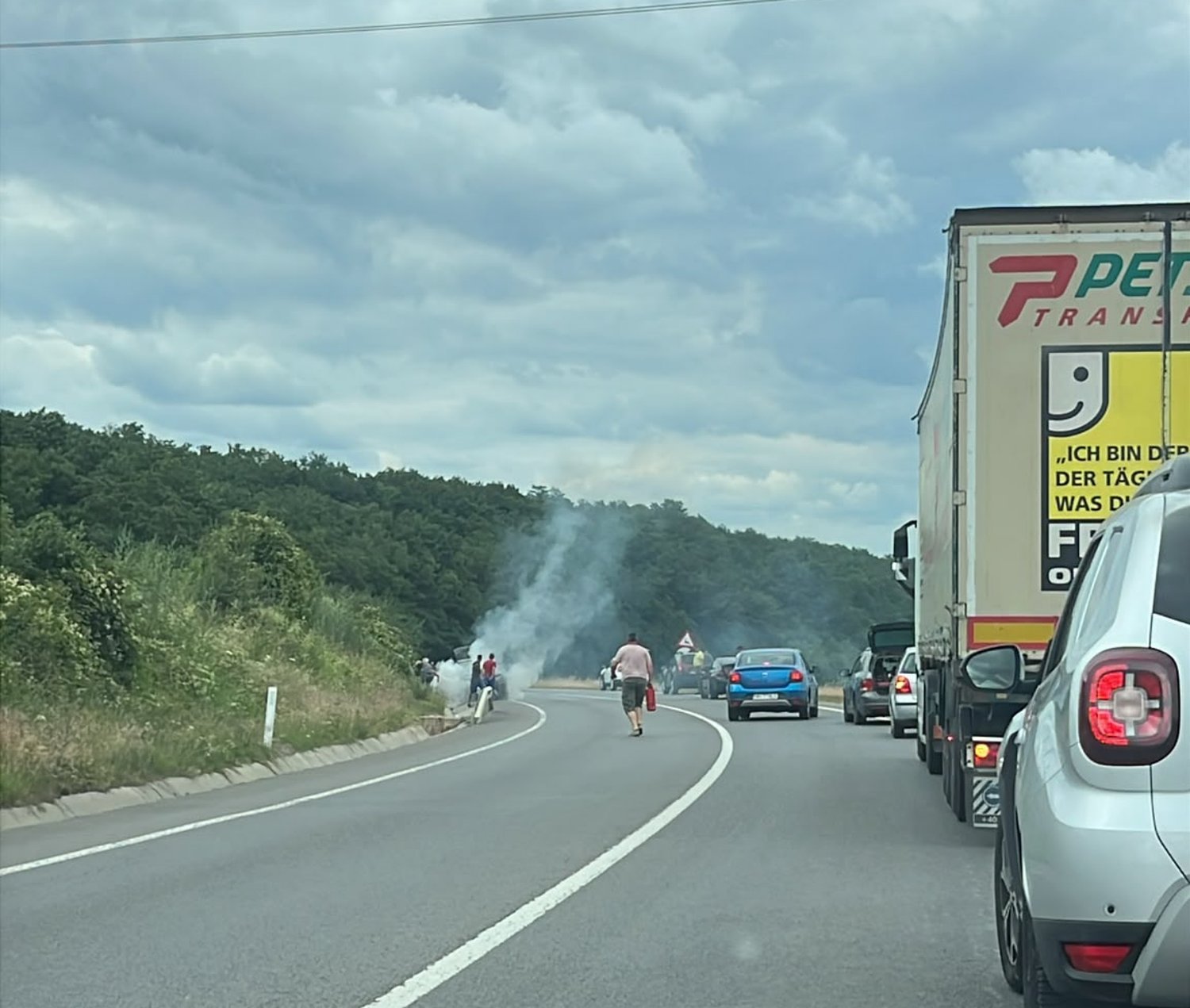 Incendiu în trafic la Șura Mare: a luat foc o mașină / foto