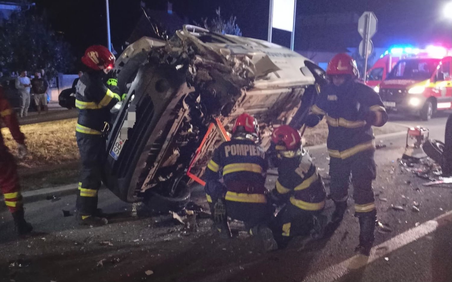 Sibian implicat într-un grav accident la Alba Iulia: a rămas captiv în autoutilitară / foto
