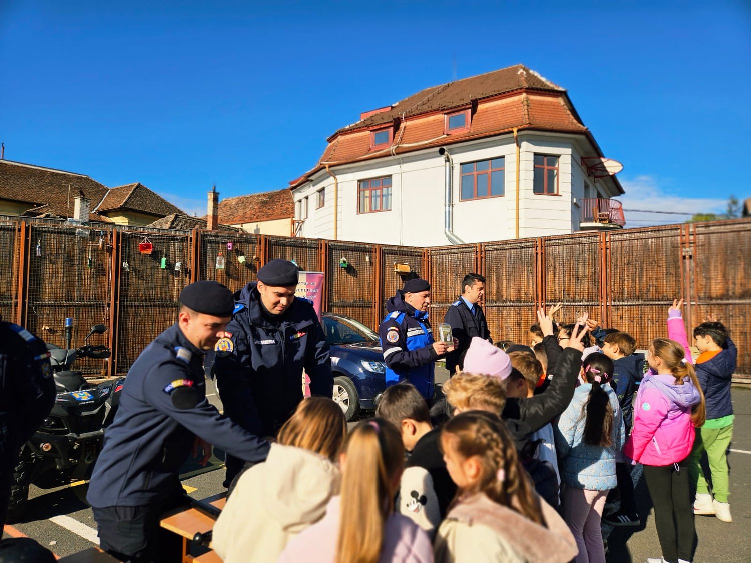 Campanie inedită la Sibiu: copiii au urcat în autospecialele jandarmilor / foto