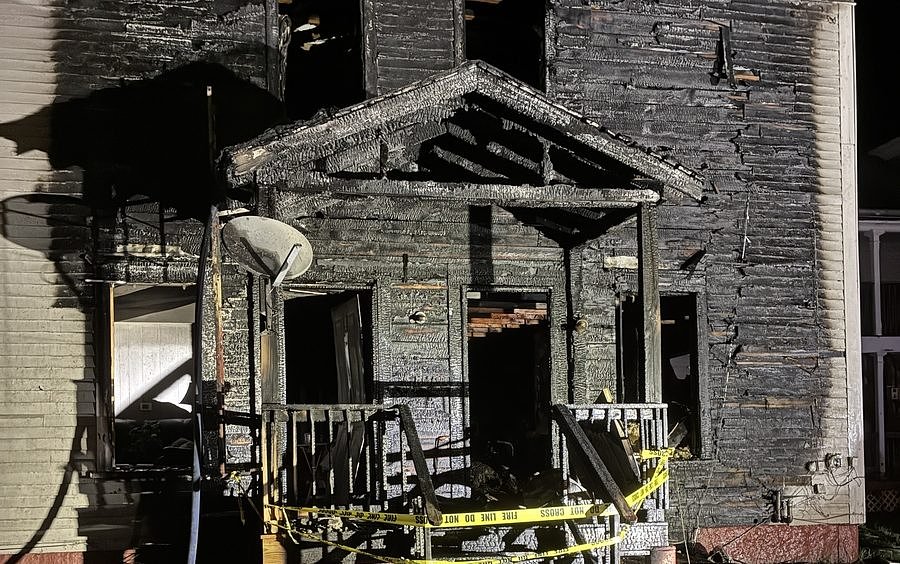 Maine apartment building fire injures 2