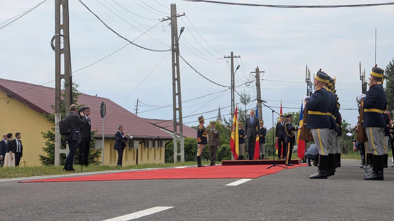 Ora de Sibiu transmite în direct vizita Regelui Spaniei la Baza NATO „Getica” de la Cincu, alături de președintele Nicușor Dan