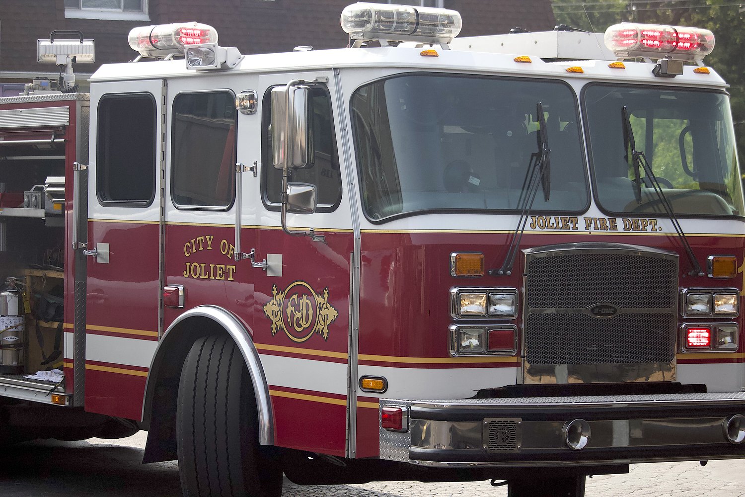 Joliet fire department respond to gas main hit on Glenwood Avenue
