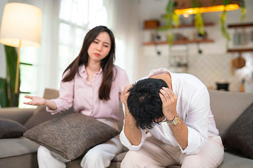 Dear Abby: Husband insists we be friends — as a couple — with two people I cannot stand