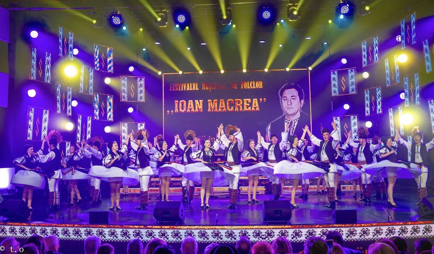 Două zile de folclor la Sibiu: Începe Festivalul Național „Ioan Macrea”