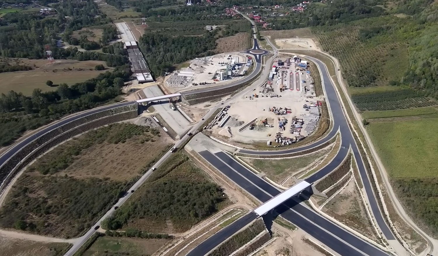 Pas uriaș pe autostrada Sibiu–Pitești: asfaltare și mobilizare masivă pe lotul 4 / video