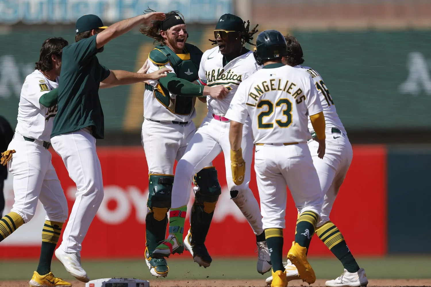 Kurtz, Butler power A’s past Red Sox 5-4, end Chapman’s hitless streak of 50 batters, 17 appearances
