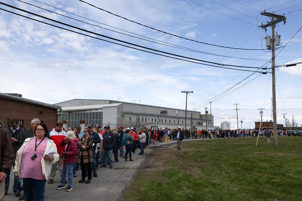 Hundreds of supporters wait hours to see JD Vance speak in Bangor