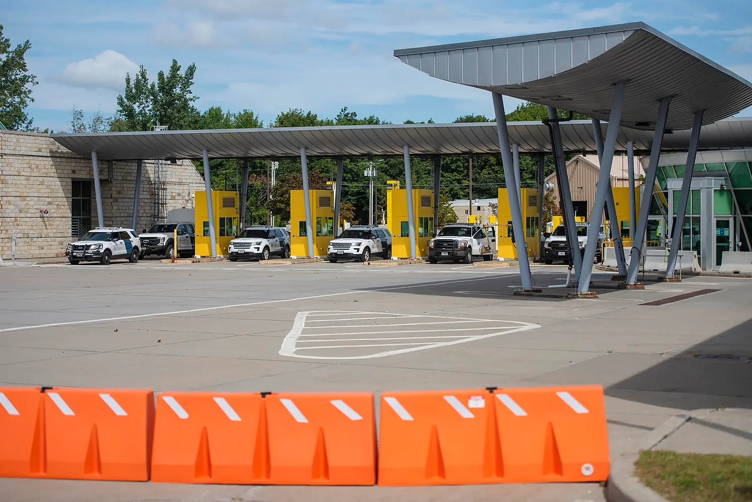 Trucker’s brief detour into Canada leads to 3 weeks in detention