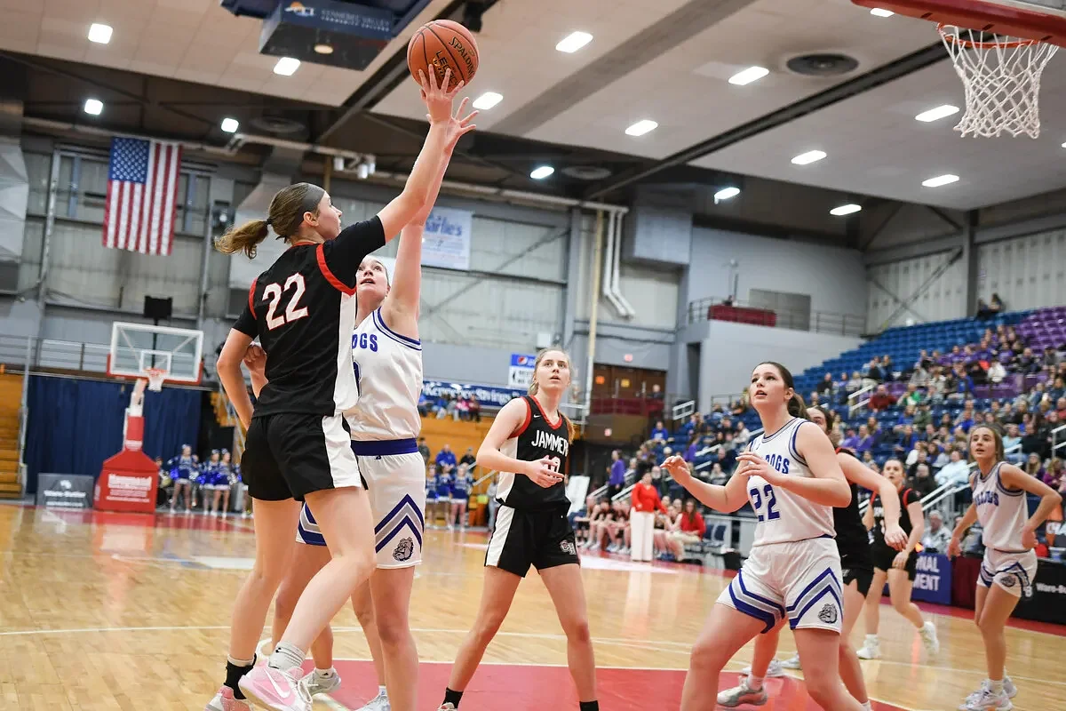 Her well-rounded game powers a surging midcoast basketball team 