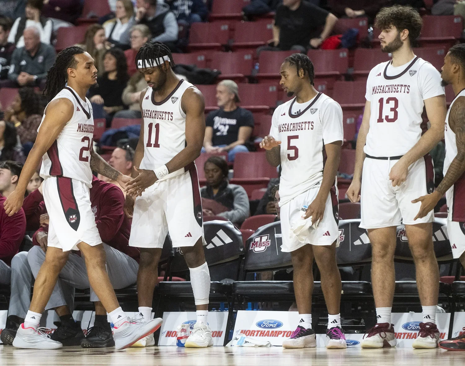 UMass men’s basketball secures first MAC victory, downs Ball State, 79-71