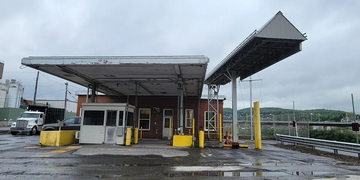 Bidding war triples price on former Madawaska port of entry