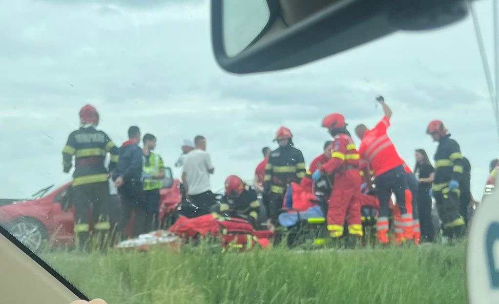 Accident în lanț pe DN1, la ieșirea din Avrig spre Bradu: 4 mașini implicate și 15 persoane evaluate medical / update foto video