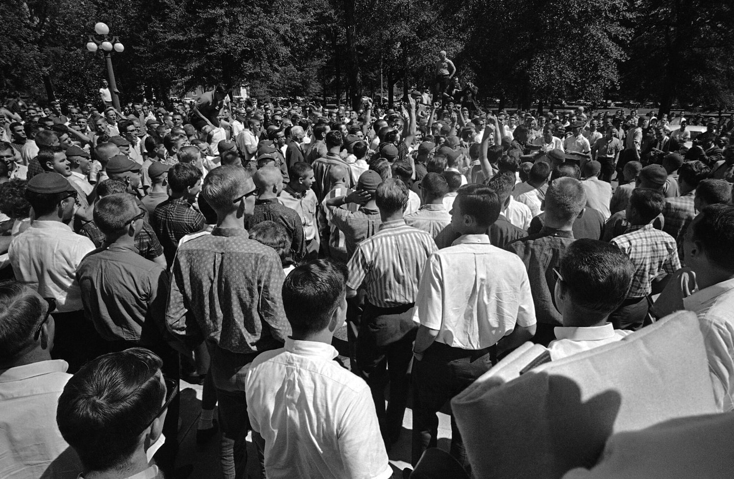 Journalist/former Guardsman details difference in University of Mississippi National Guard deployment and current actions by Trump