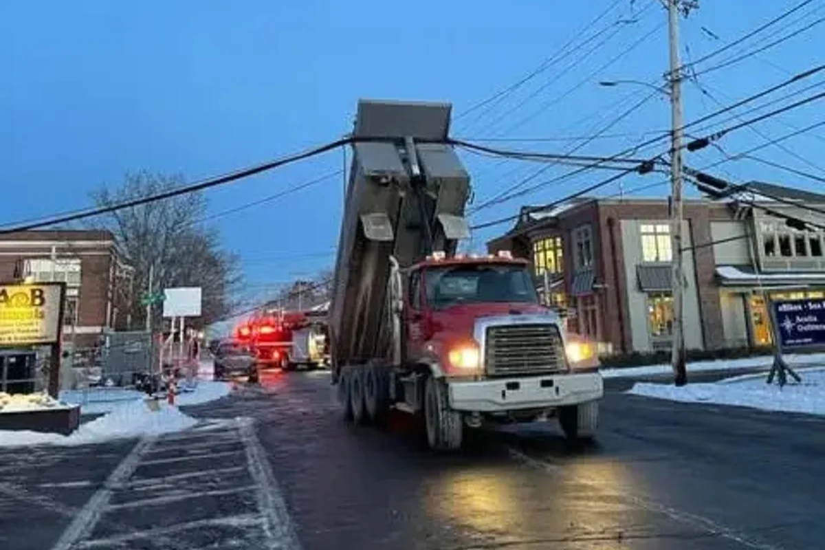 Downtown Bar Harbor intersection closed a day after dump truck snares power lines