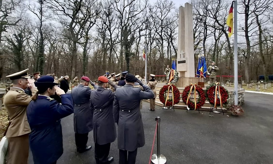 Ceremonie emoționantă la Sibiu: victimele războaielor, omagiate la monumentul din Pădurea Dumbrava / foto