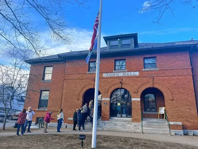 Warner sets special town meeting date after residents sign petition to remove select board members