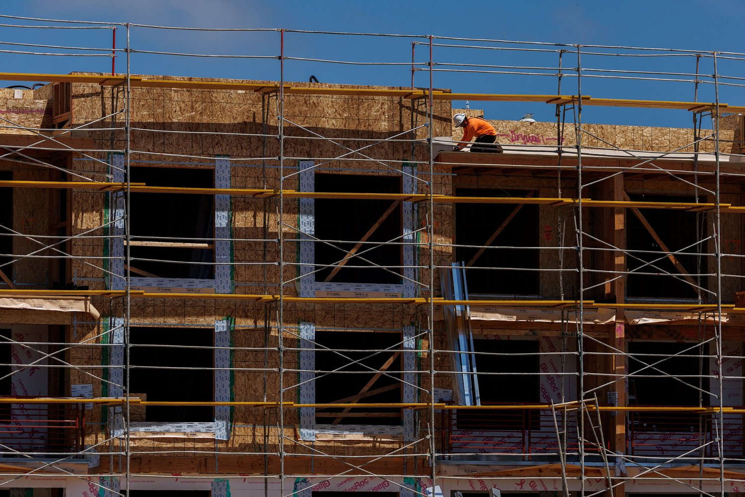 US home builder sentiment drops to 7-month low in April