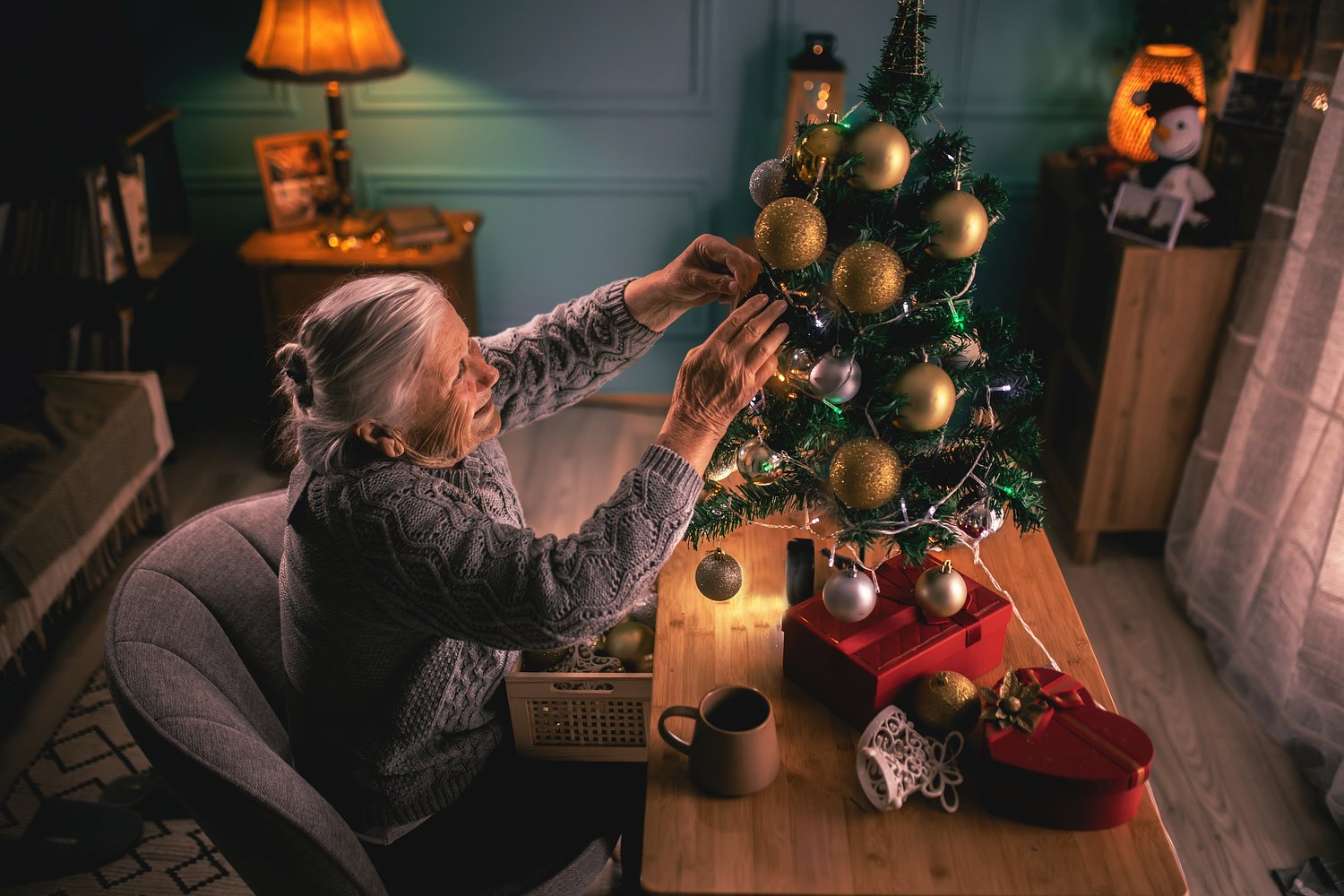 Dear Annie: I decorate for the holidays but my family barely shows up