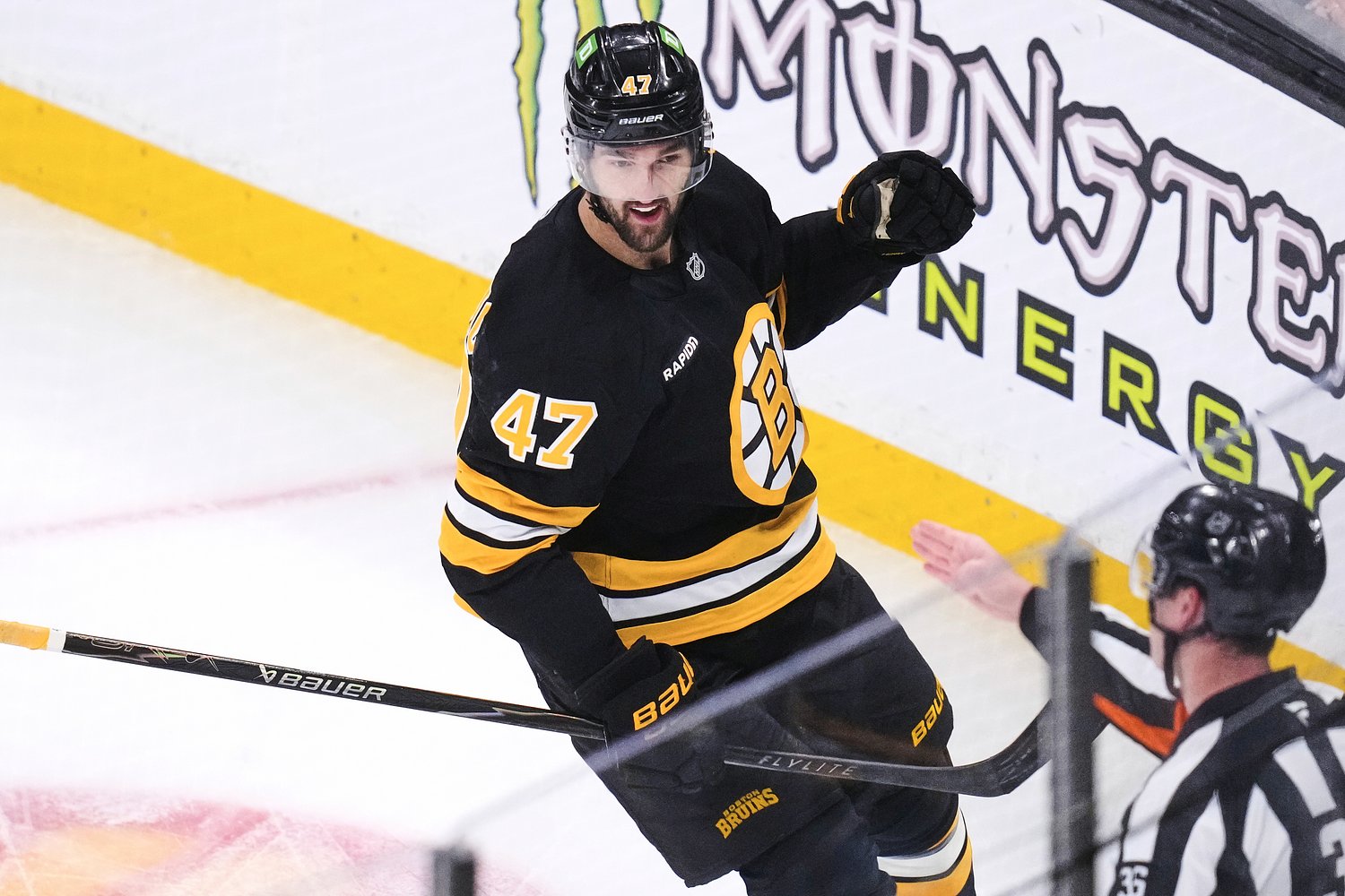 Heavy hit leads to heavyweight fight between Bruins forward and Sharks defenseman