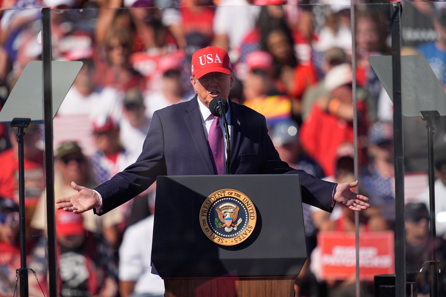 Trump calls out ‘friend’ at midterms rally: ‘He looks like s---’