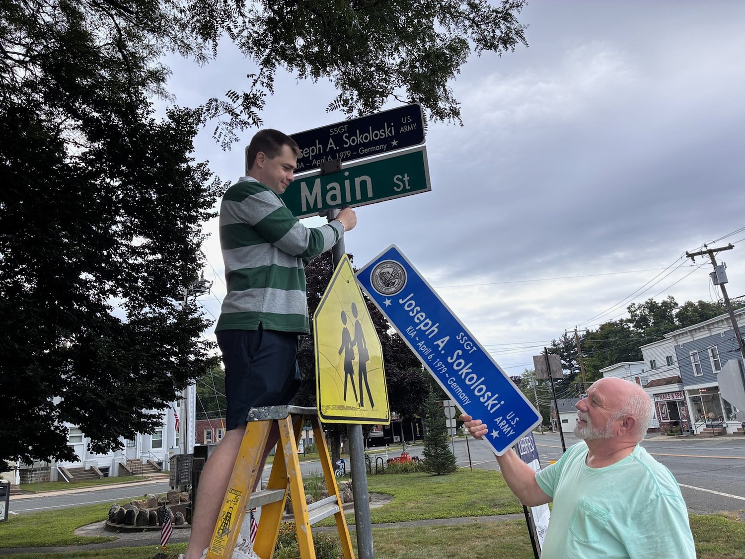 Remembering 'freedom isn't free': Street signs honoring Deerfield veterans replaced