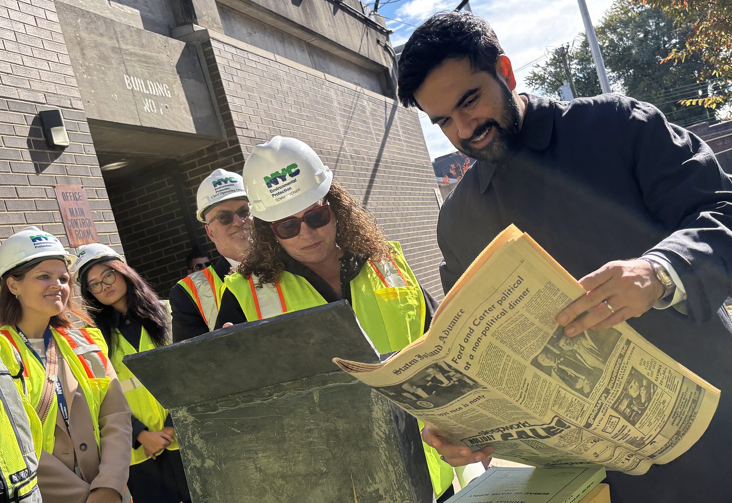 Mamdani opens Staten Island time capsule from 1976, with a letter to him inside
