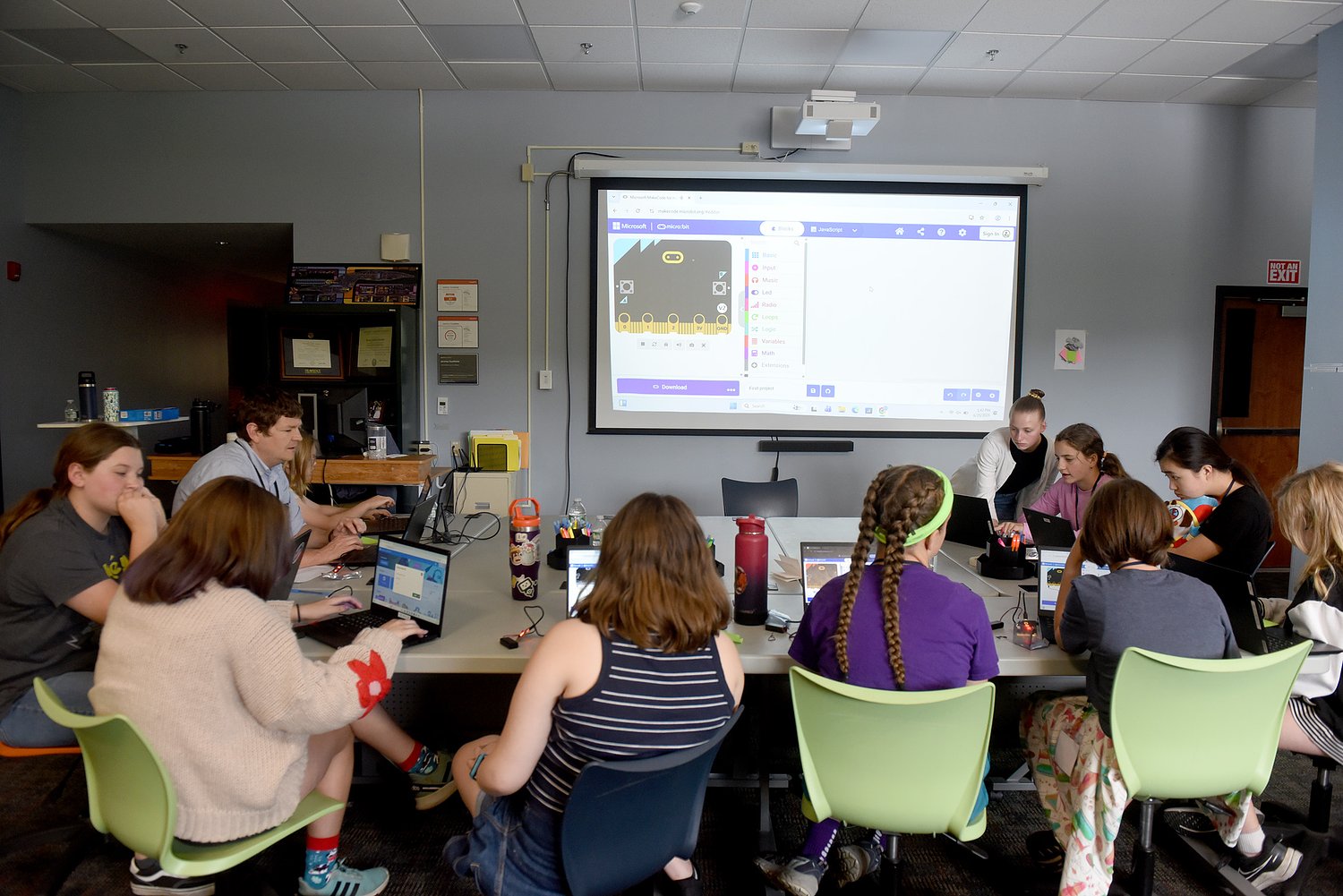 Hartford tech center hosts girls' computer camp to boost STEM interest