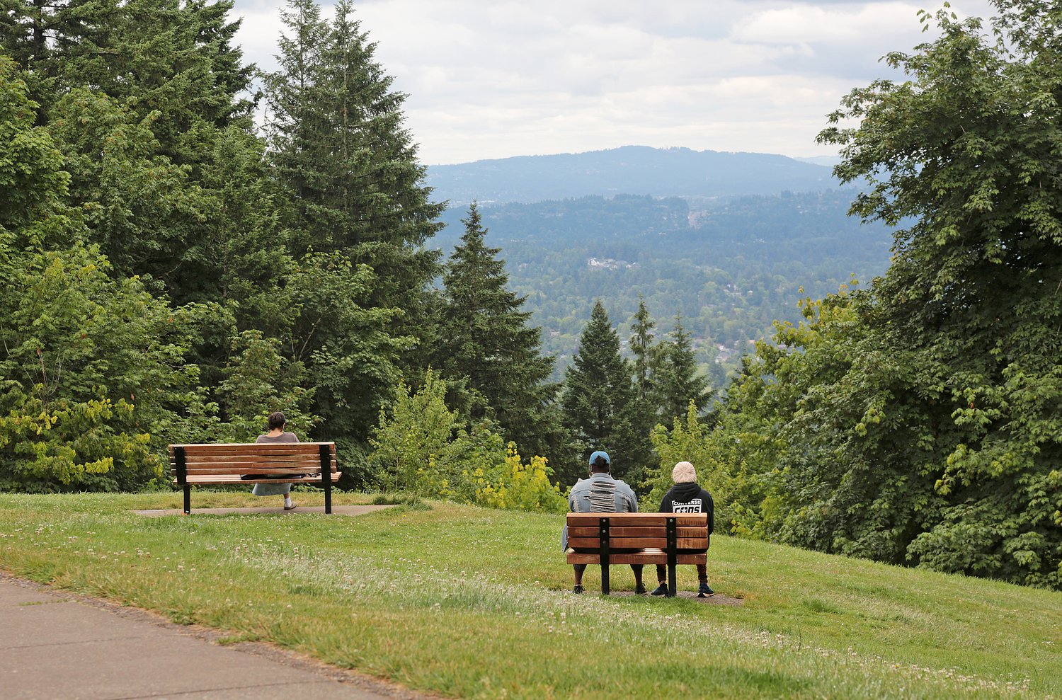 Half-dozen women hit, scratch, kick Portland park attacker as they wait 31 minutes for police to respond