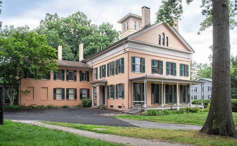 Emily Dickinson Museum tour guides negotiate first union contract a year after Amherst vote