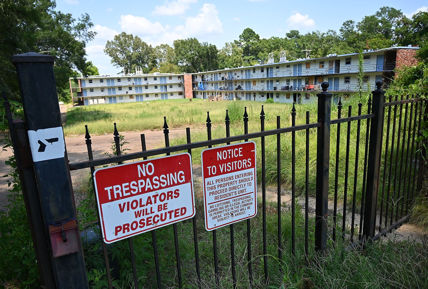Power is shut off at Jackson apartment complex, prompting city and community to step in
