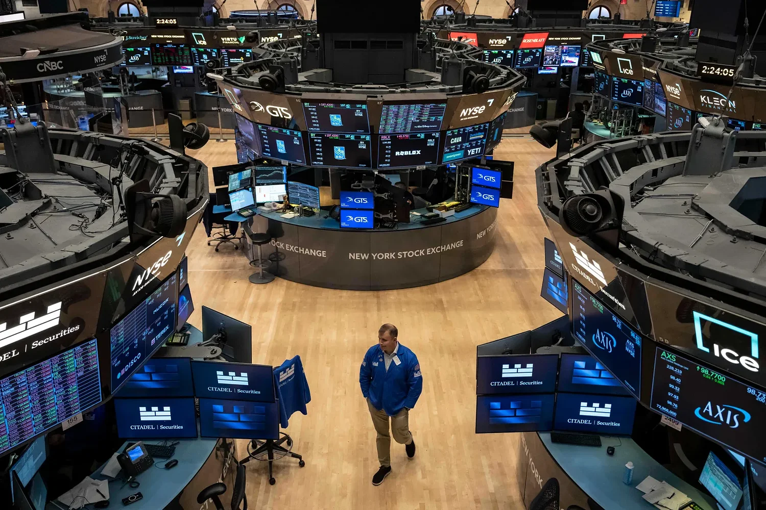 A strong profit report from SpaceX helps lift tech stocks and Wall Street