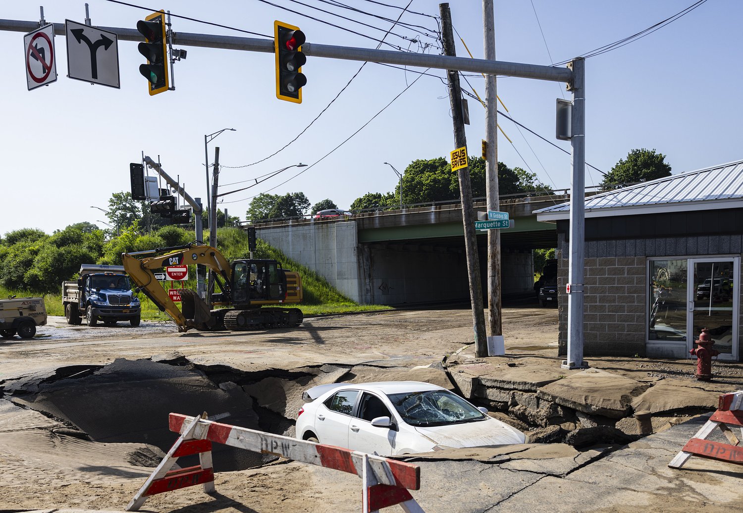 Syracuse street opens up and car falls into sinkhole (Good Morning CNY for July 3)