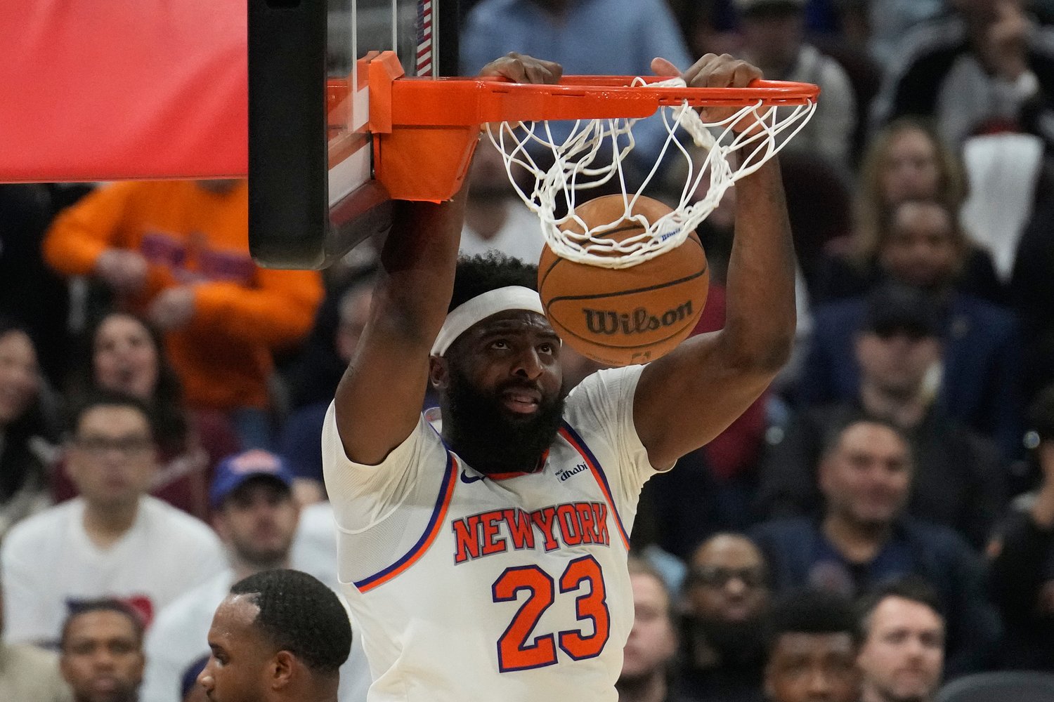 Celtics sign rival Knicks center to 3-year deal