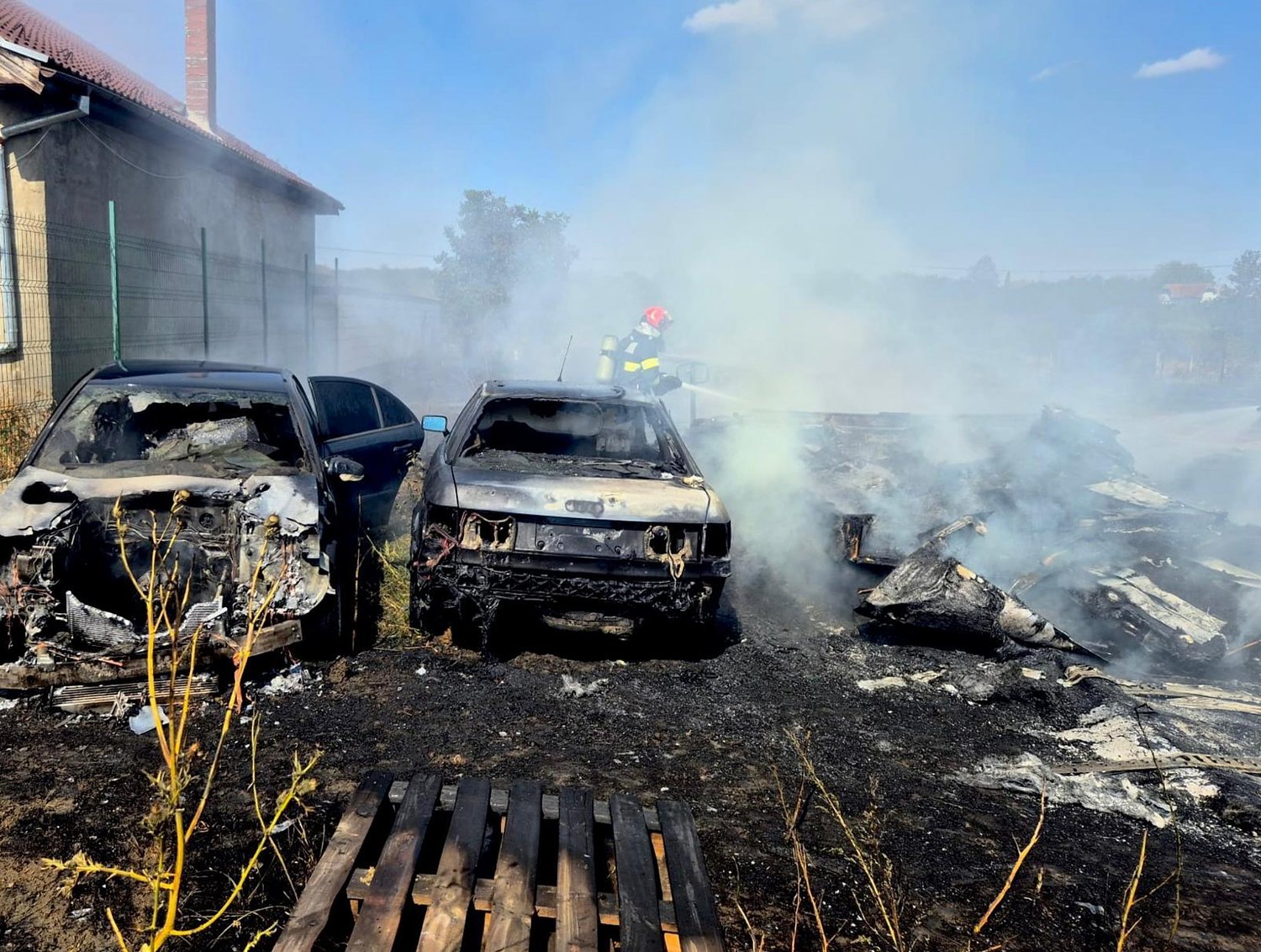 Trei mașini făcute scrum la Apoldu de Sus: incendiul a izbucnit de la o țigară