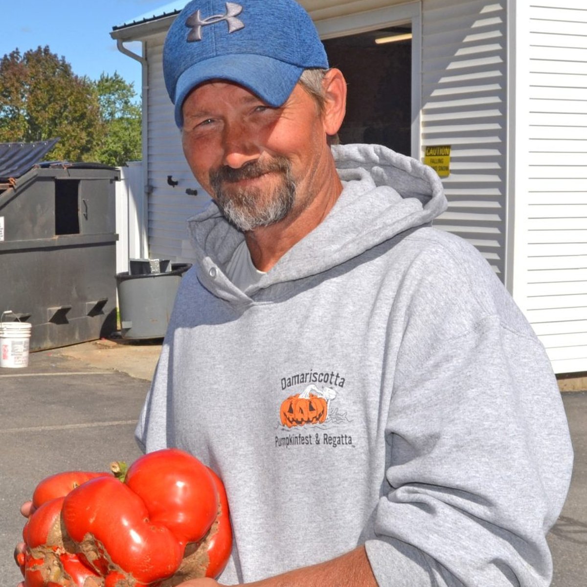Walpole man sets Maine record with nearly 7-pound tomato